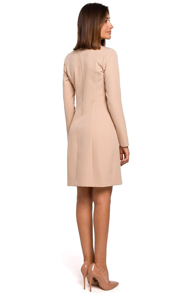 Robe beige chic style blazer de longueur midi à manches longues, idéale pour un cocktail ou une tenue d'affaires élégante.