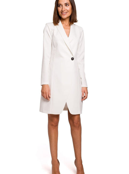 Robe blazer blanche courte et chic, idéale pour cocktail ou soirée, avec manches longues et coupe droite pour une allure élégante.