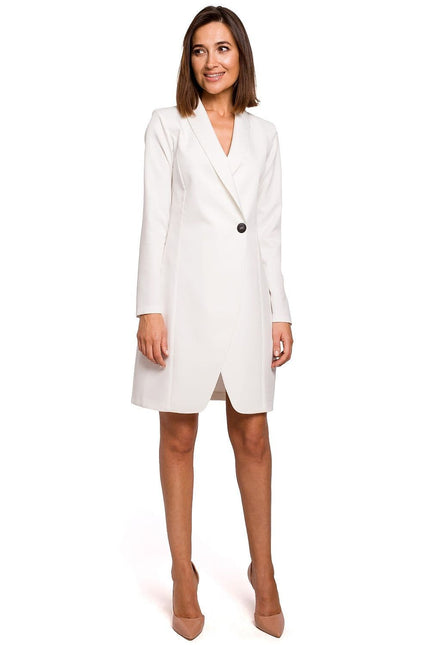 Robe blazer blanche courte et chic, idéale pour cocktail ou soirée, avec manches longues et coupe droite pour une allure élégante.