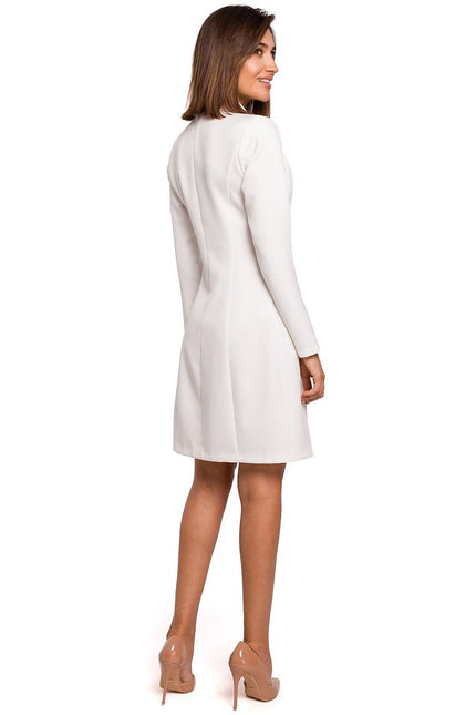 Robe blazer blanche courte chic pour cocktail ou soirée, style élégant avec manches longues et coupe droite.