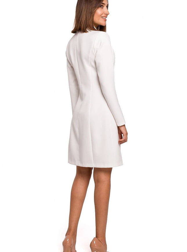 Robe blazer blanche courte chic pour cocktail ou soirée, style élégant avec manches longues et coupe droite.