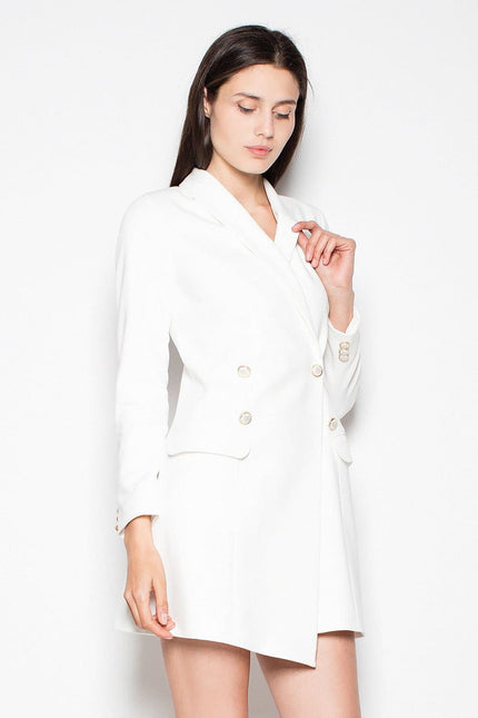 Robe blazer blanche midi chic pour cocktail ou soirée, avec manches longues et coupe droite élégante.