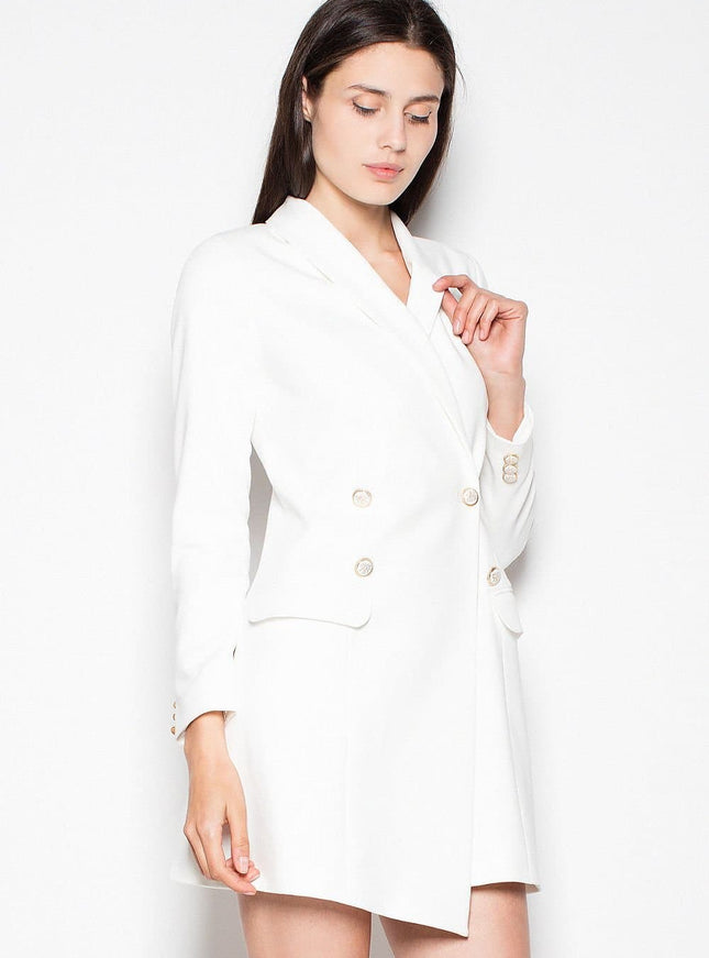 Robe blazer blanche midi chic pour cocktail ou soirée, avec manches longues et coupe droite élégante.