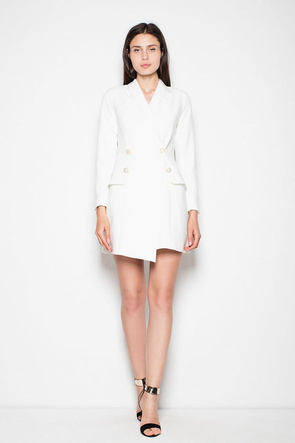 Robe blazer blanche midi chic pour cocktail, manches longues et coupe droite, idéale pour un événement élégant.