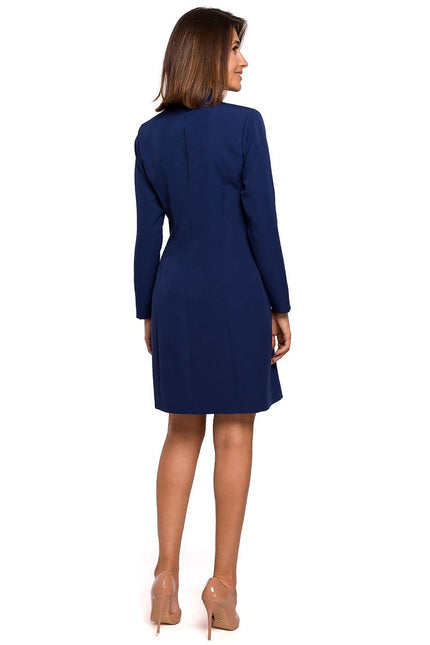 Robe blazer bleue chic courte pour cocktail, manches longues et silhouette droite, idéale pour soirée ou événement professionnel.