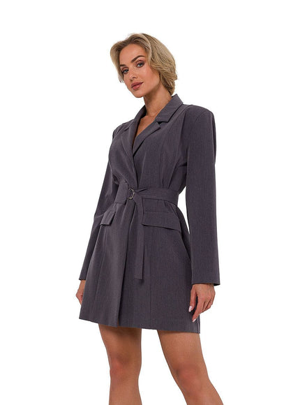 Robe blazer grise courte chic pour cocktail ou soirée, manches longues et silhouette droite, parfait pour une tenue habillée.