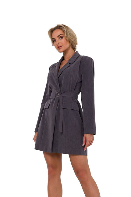 Robe blazer grise courte chic pour cocktail ou soirée, manches longues et silhouette droite, parfait pour une tenue habillée.