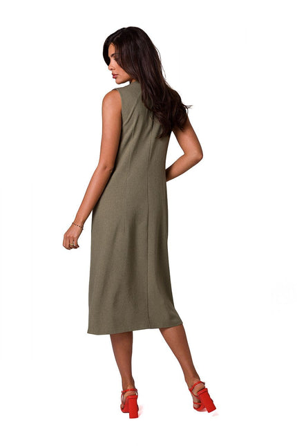 Robe verte midi chic sans manches idéale pour cocktail ou événement d'entreprise, silhouette droite et épurée pour un look sophistiqué.