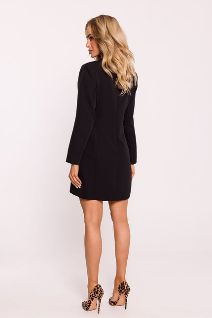 Robe noire chic courte à manches longues pour soirée cocktail ou événement d'entreprise.