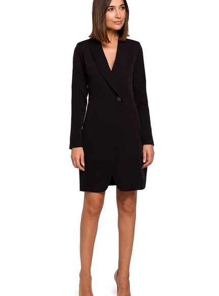 Robe noire chic pour soirée avec manches longues, style blazer, longueur courte, idéale pour cocktail ou événement élégant.