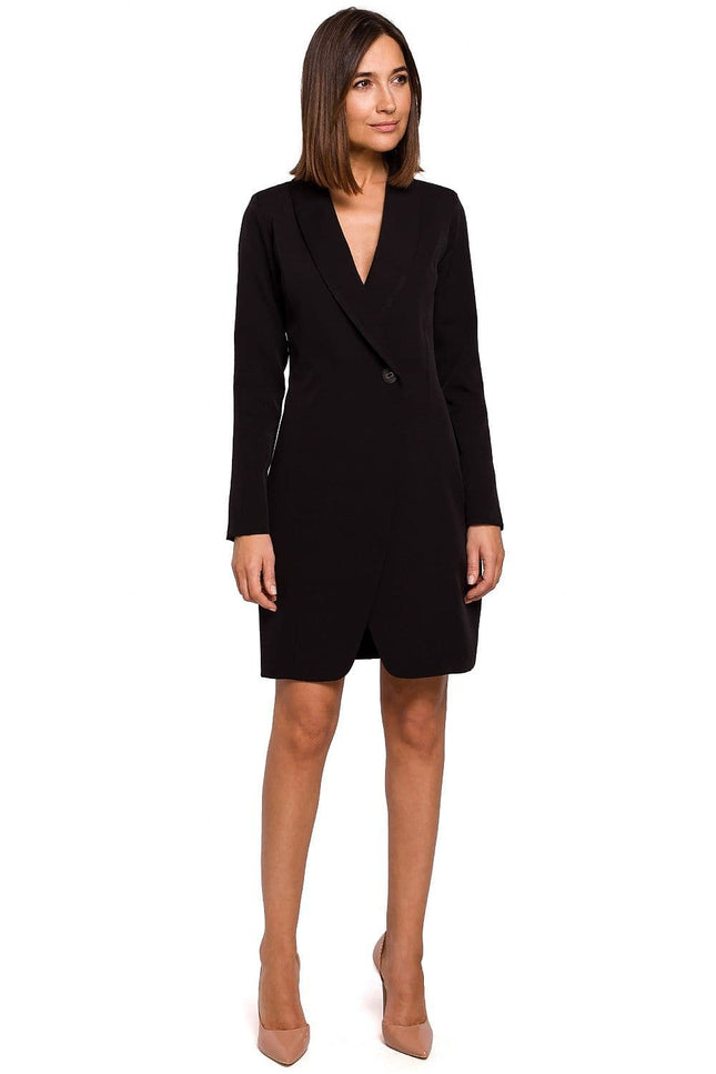 Robe noire chic pour soirée avec manches longues, style blazer, longueur courte, idéale pour cocktail ou événement élégant.