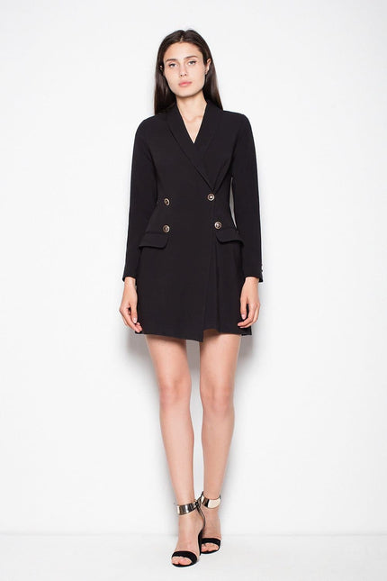 Robe blazer noire courte chic idéale pour cocktail ou soirée, style élégant avec manches longues.