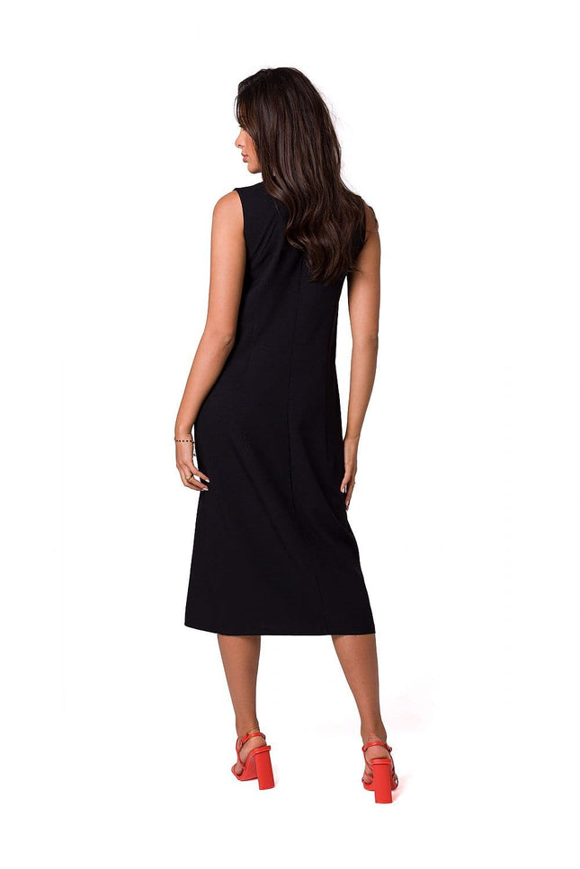 Robe noire chic midi sans manches idéale pour cocktail, soirée ou événement professionnel, silhouette droite élégante.