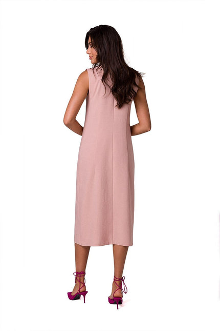 Robe cocktail rose midi sans manches, idéale pour un évènement chic et élégant.