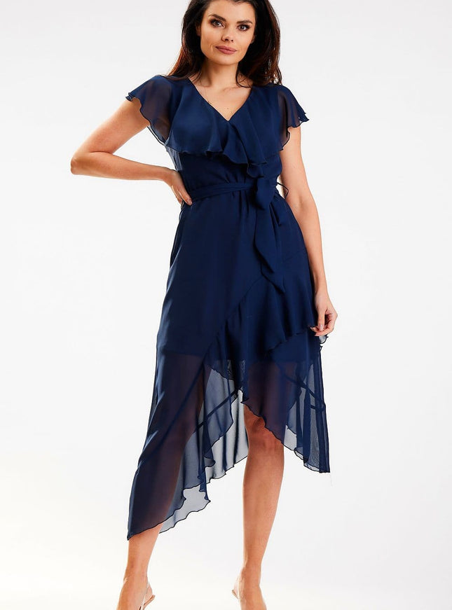 Robe soirée chic bleue asymétrique mi-longue avec manches courtes, idéale pour cocktail ou événement élégant.