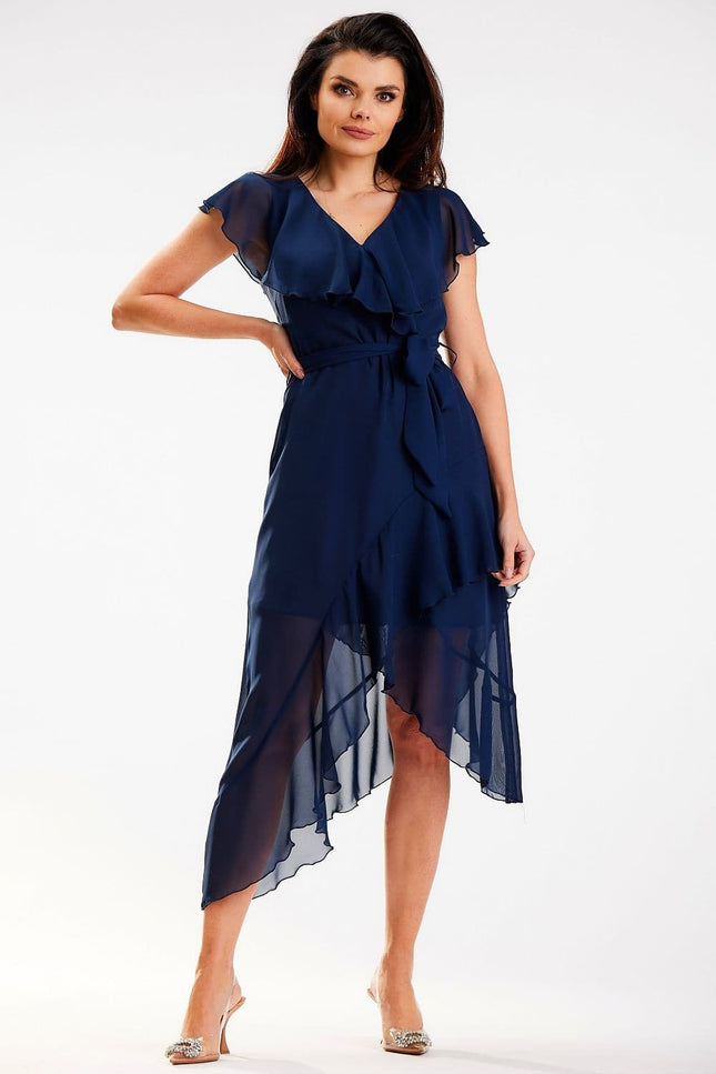 Robe soirée chic bleue asymétrique mi-longue avec manches courtes, idéale pour cocktail ou événement élégant.