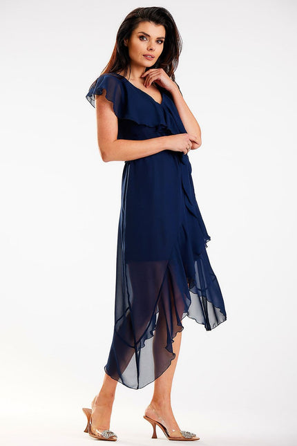 Robe soirée chic bleue asymétrique, longueur midi, sans manches, parfaite pour cocktail ou gala.