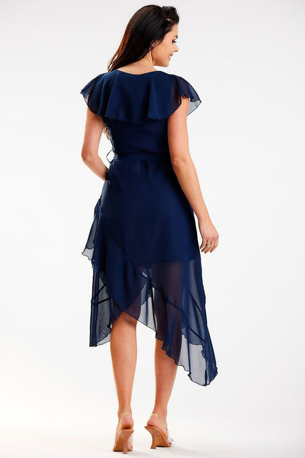 Robe soirée chic bleue asymétrique midi sans manches pour événement cocktail ou mariage invité.