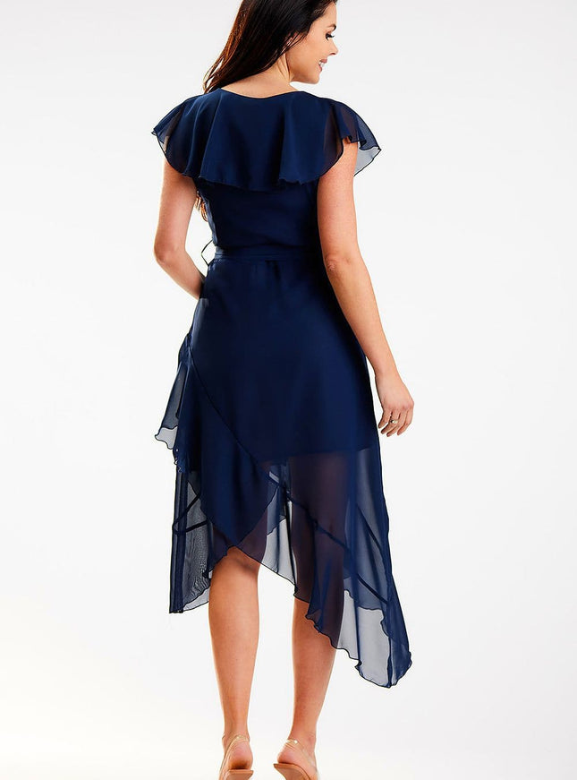 Robe soirée chic bleue asymétrique midi sans manches pour événement cocktail ou mariage invité.