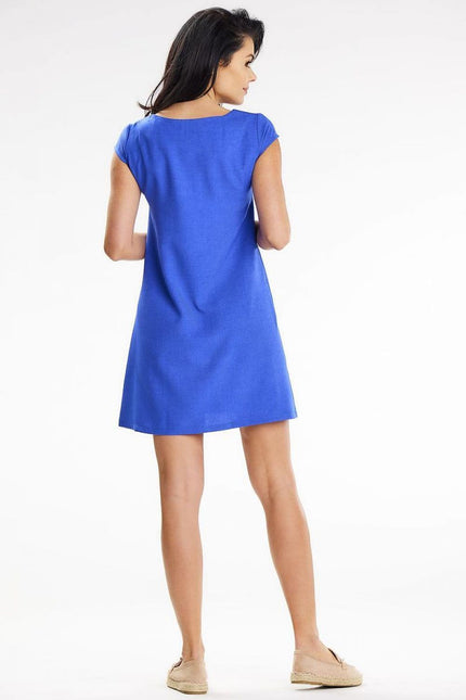 Robe bleue casual courte à manches courtes et silhouette droite pour femme, idéale pour une tenue de tous les jours ou une sortie décontractée.