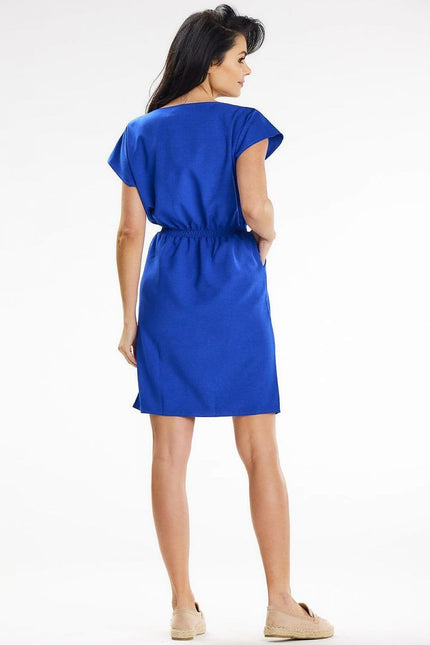 Robe bleue chic midi à manches courtes pour cocktail ou événement quotidien, silhouette droite et confortable.