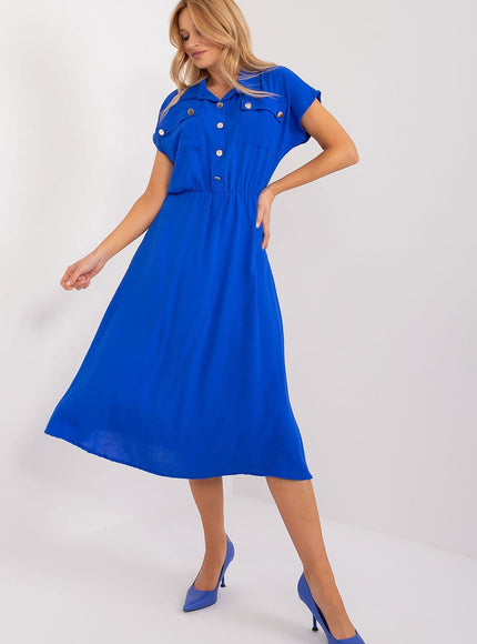 Robe bleue casual midi à manches courtes avec boutons, idéale pour une tenue quotidienne à la fois simple et élégante.