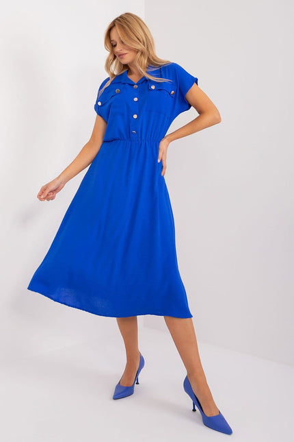 Robe bleue casual midi à manches courtes avec boutons, idéale pour une tenue quotidienne à la fois simple et élégante.