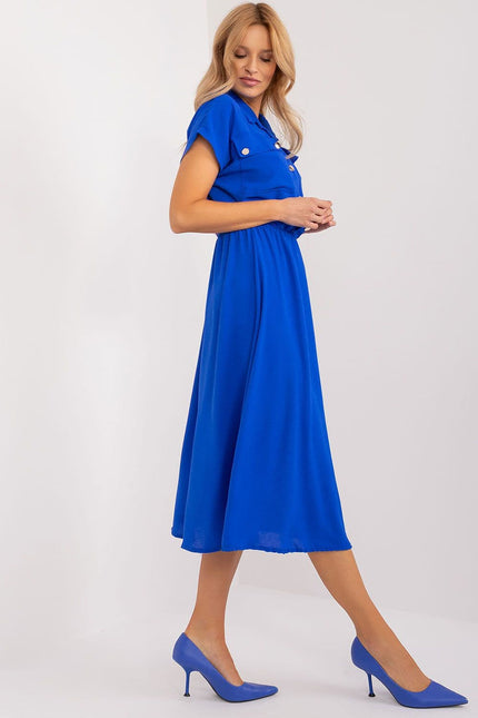 Robe bleue casual midi à manches courtes, idéale pour look quotidien ou sortie décontractée.