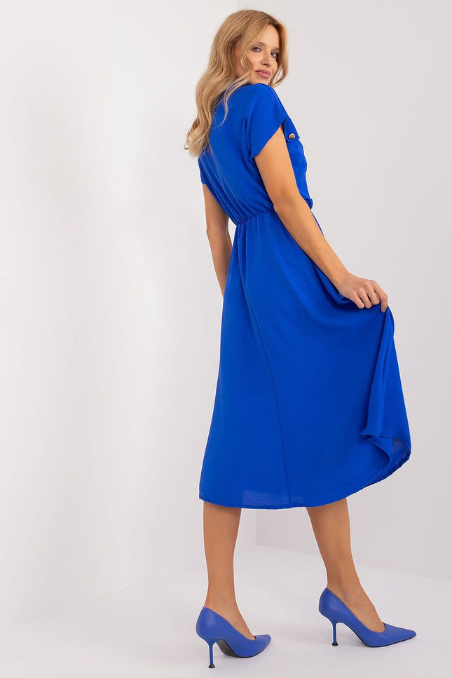 Robe bleue casual midi à manches courtes pour un look quotidien chic et confortable.