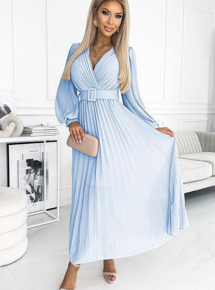 Robe bleue plissée pour soirée chic, longue avec manches longues et ceinture, idéale pour événements élégants.