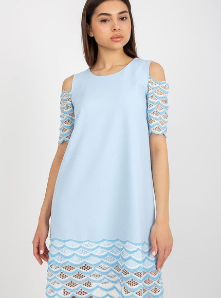 Robe bleue courte en dentelle avec épaules dénudées pour soirée ou cocktail, style élégant et féminin.