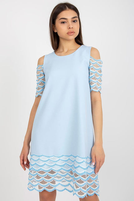 Robe bleue courte en dentelle avec épaules dénudées pour soirée ou cocktail, style élégant et féminin.