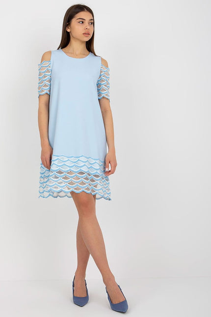 Robe bleue courte chic en dentelle à épaules dénudées, idéale pour soirée ou cocktail, soulignant une silhouette trapèze.