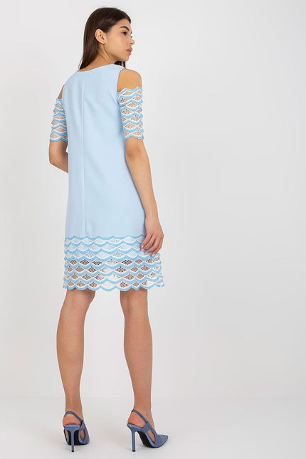 Robe bleue courte en dentelle avec épaules dénudées, idéale pour cocktail ou soirée chic.