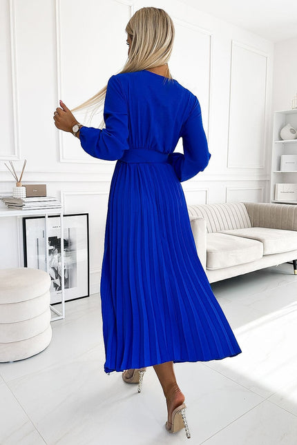 Robe de soirée bleue longue et chic avec manches longues et taille cintrée, idéale pour des événements élégants.