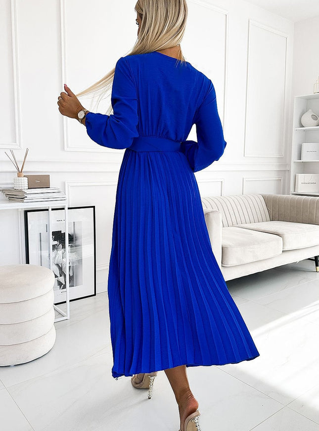 Robe de soirée bleue longue et chic avec manches longues et taille cintrée, idéale pour des événements élégants.