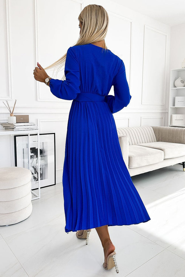 Robe de soirée bleue longue et chic avec manches longues et taille cintrée, idéale pour des événements élégants.