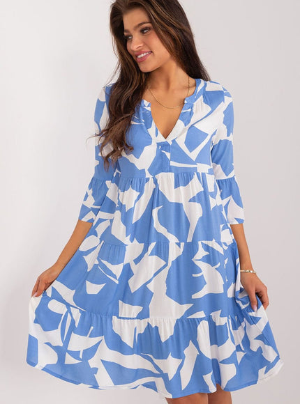 Robe bleue estivale évasée à manches courtes et col décolleté V parfaite pour été, casual et plage, silhouette trapèze, longueur midi.