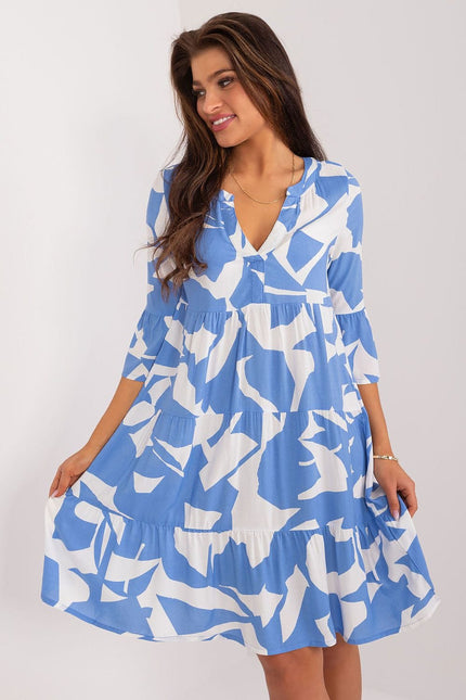 Robe bleue estivale évasée à manches courtes et col décolleté V parfaite pour été, casual et plage, silhouette trapèze, longueur midi.