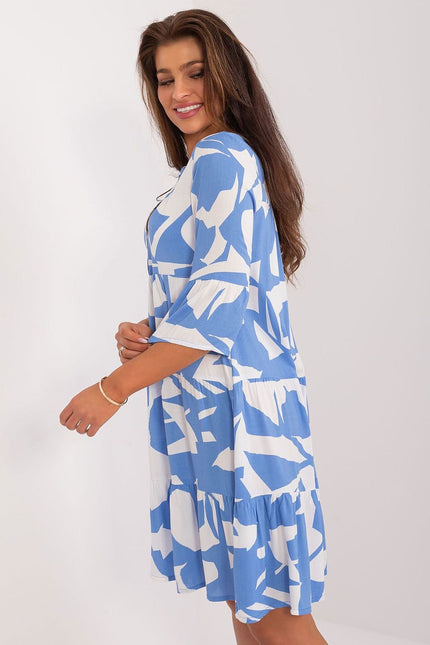 Robe bleue estivale évasée à manches courtes et motif abstrait pour un look casual et plage, idéale pour l'été.