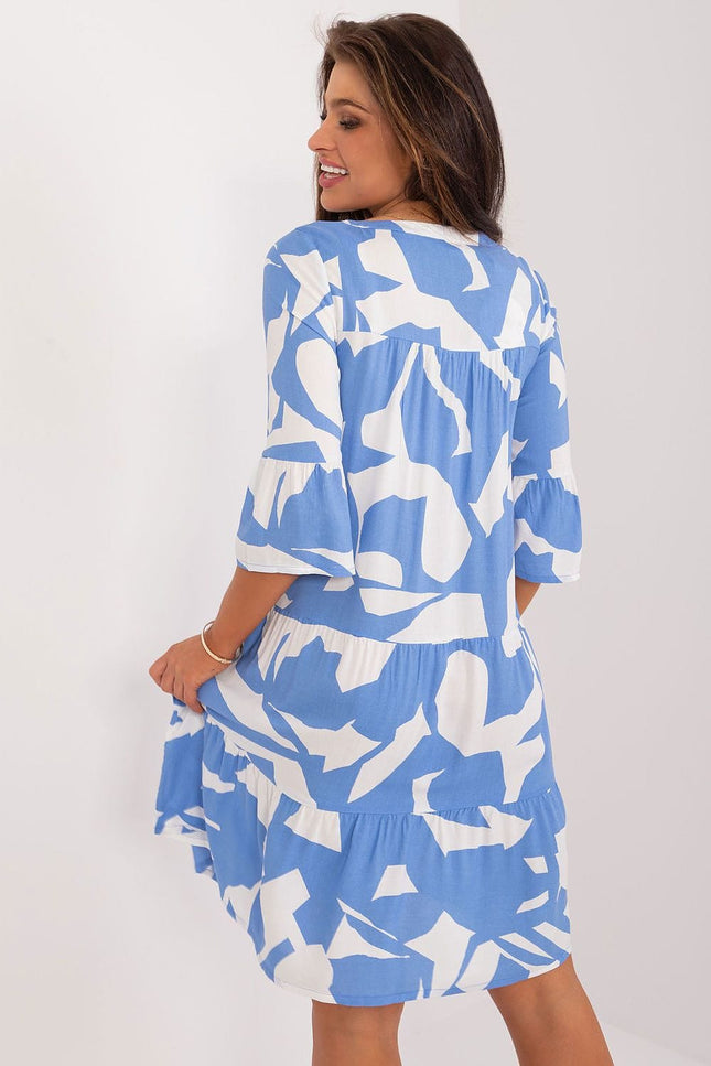 Robe bleue et blanche estivale évasée à manches courtes et motif abstrait, idéale pour plage ou sortie décontractée en été.