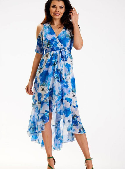 Robe bleue fleurie de style bohème chic et midi, parfaite pour un cocktail ou soirée d'été avec silhouette trapèze et manches courtes.