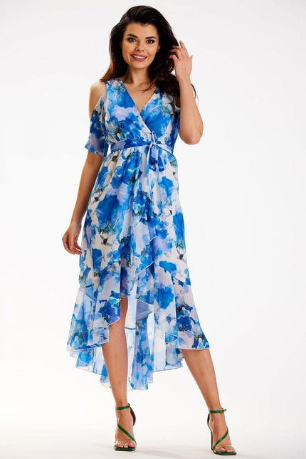 Robe bleue fleurie de style bohème chic et midi, parfaite pour un cocktail ou soirée d'été avec silhouette trapèze et manches courtes.