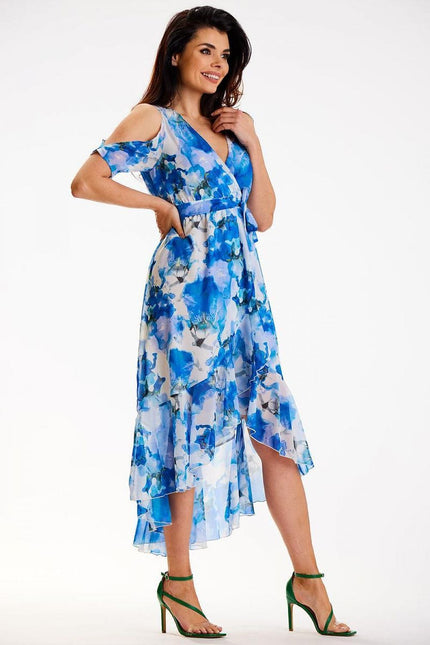 Robe bleue fleurie midi à épaules dénudées style bohème chic, parfaite pour une soirée ou un événement cocktail.