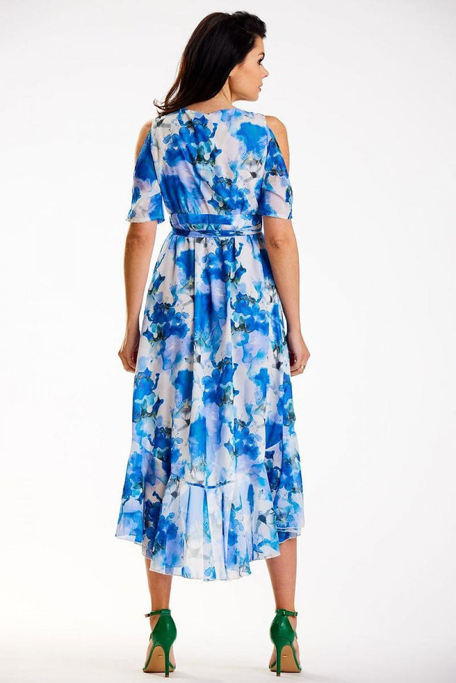 Robe bleue fleurie midi à épaules dénudées et ceinture, style bohème chic pour cocktail ou mariage invitée chic.