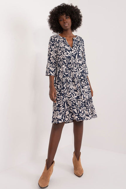 Robe bleue fleurie midi avec manches longues, élégante pour cocktail, soirée ou événement casual.