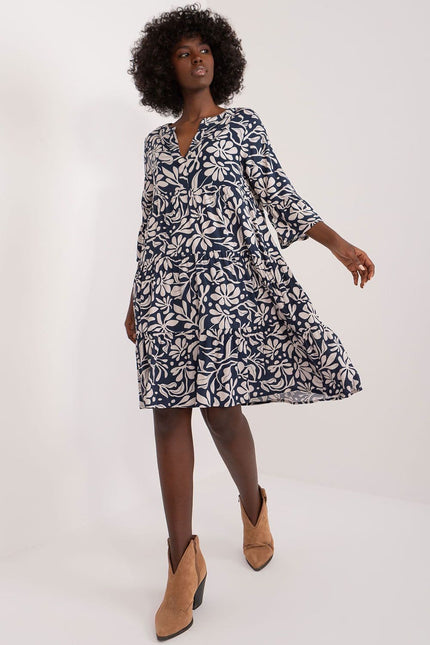 Robe bleue fleurie midi à manches longues pour soirée chic ou événement casual.