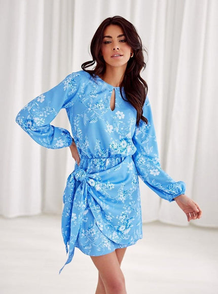 Robe bleue florale style décontracté midi avec manches longues pour cocktail ou événement printanier.