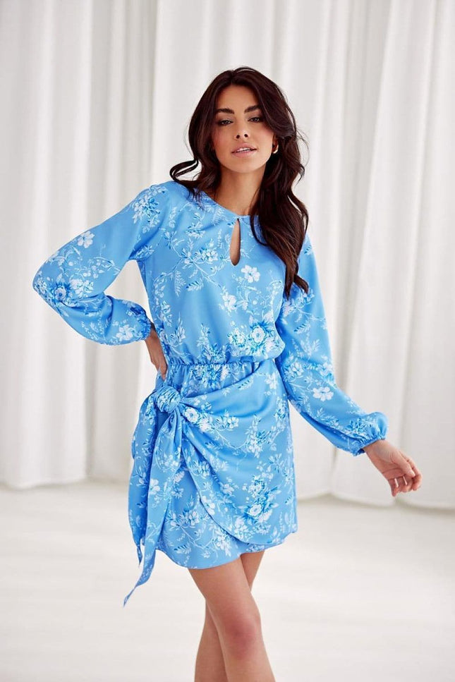 Robe bleue florale style décontracté midi avec manches longues pour cocktail ou événement printanier.