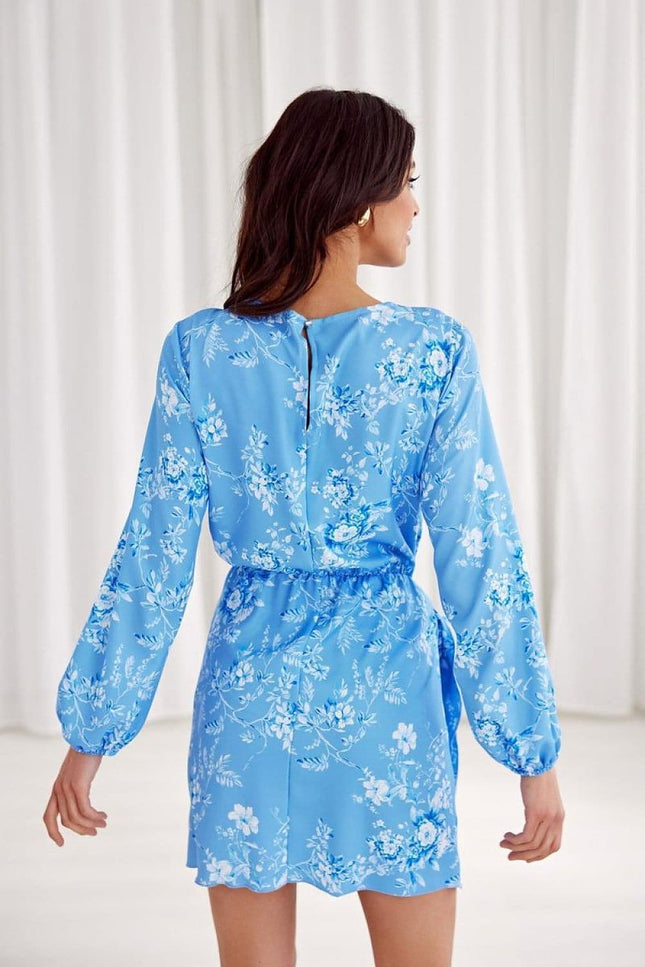 Robe bleue fleurie style bohème midi à manches longues, idéale pour un cocktail ou mariage invité chic.